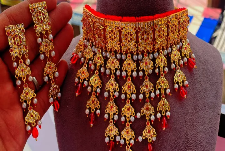 Jadau Raani Haar, a masterpiece that reflects the rich heritage of Indian royalty. Handcrafted by skilled artisans, this exquisite necklace features intricate Kundan and Polki work, adorned with precious stones and pearls that bring out its regal charm.